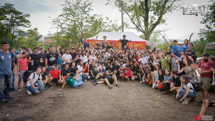 《也平凡》剧组杀青 郑恺首当出品人：信心十足！