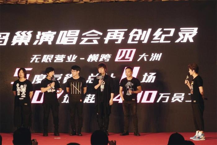 主持人MR.Q小强二访五月天期待新电影上线