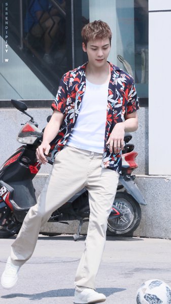 陈伟霆再次解锁“花衬衫爱好者”称号 少年感Max