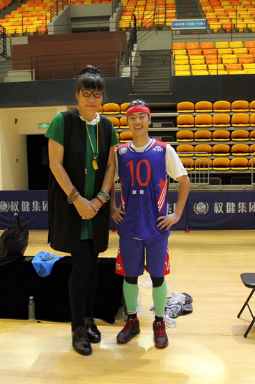张桐与女篮运动员打篮球 长腿欧巴秒变"小矮人"