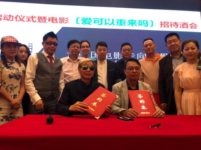 中国影迷联盟正式成立 创办人邓建国签约喜剧导演李力持