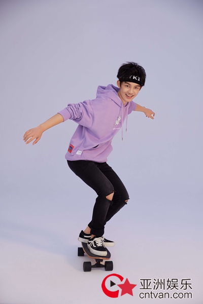 黄毅运动写真曝光 滑板少年玩转酷帅街头风