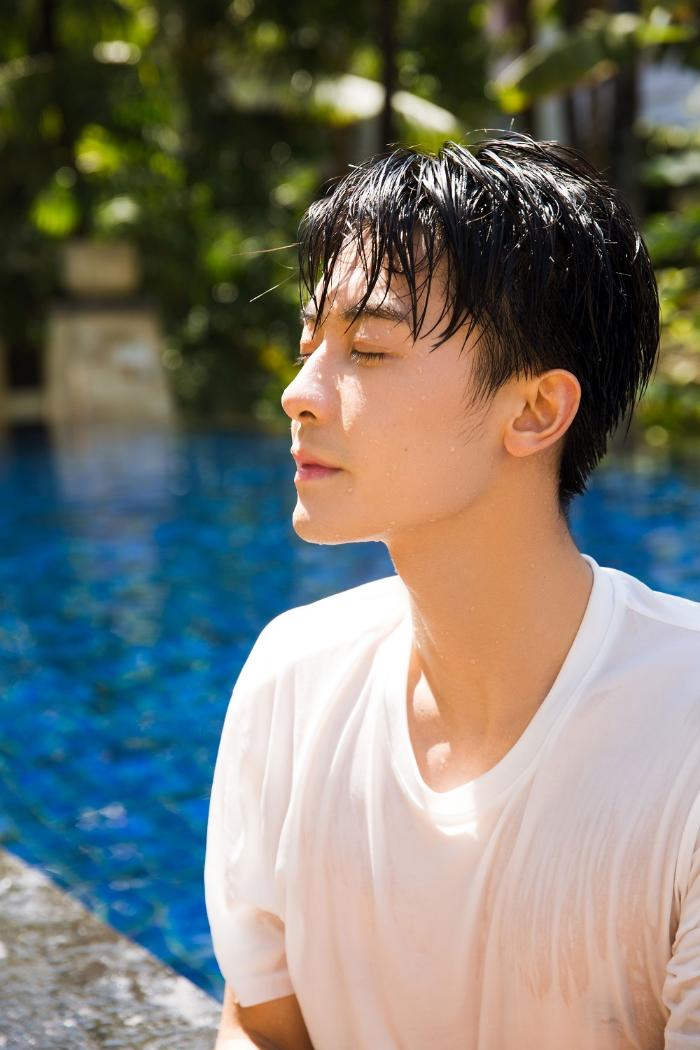 赵志伟曝泳池湿身写真 禁欲系“撩力”满分