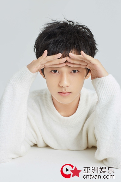 00后小戏骨黄毅最新写真曝光 白衣少年笑容治愈