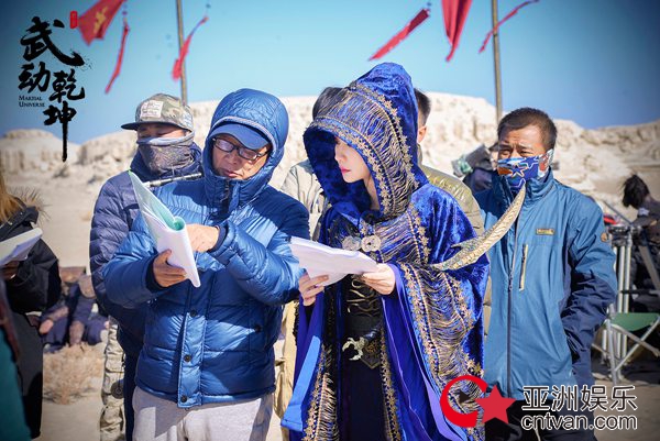 柳岩蓝袍带兵沙漠作战 《武动乾坤》展狠辣计谋演技爆表