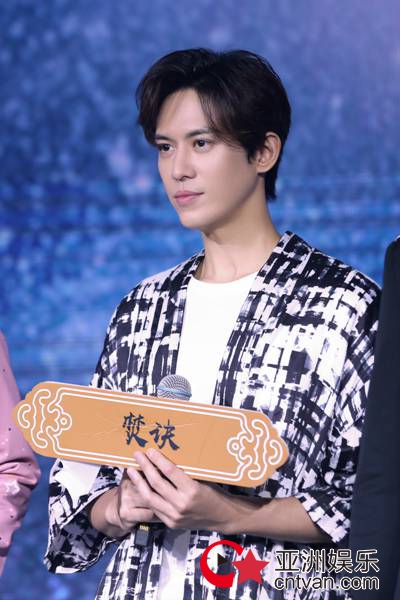 陈楚河亮相《斗破苍穹》发布会 师徒有爱互动逗趣全场