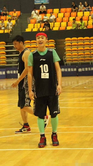 张桐与女篮运动员打篮球 长腿欧巴秒变“小矮人”