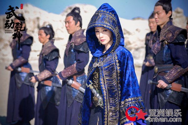 柳岩蓝袍带兵沙漠作战 《武动乾坤》展狠辣计谋演技爆表