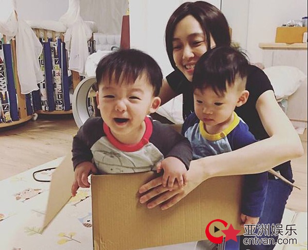 范玮琪双胞胎儿子大跳海草舞 动作可爱根本停不下来