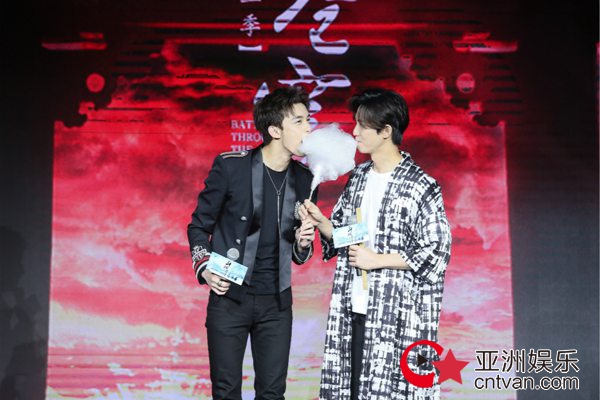 陈楚河亮相《斗破苍穹》发布会 师徒有爱互动逗趣全场