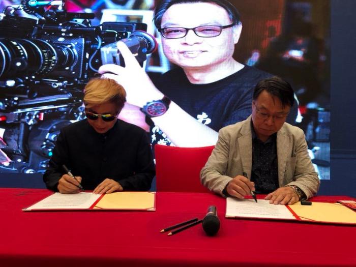 中国影迷联盟正式成立 创办人邓建国签约喜剧导演李力持