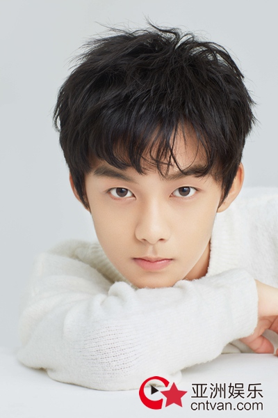 00后小戏骨黄毅最新写真曝光 白衣少年笑容治愈