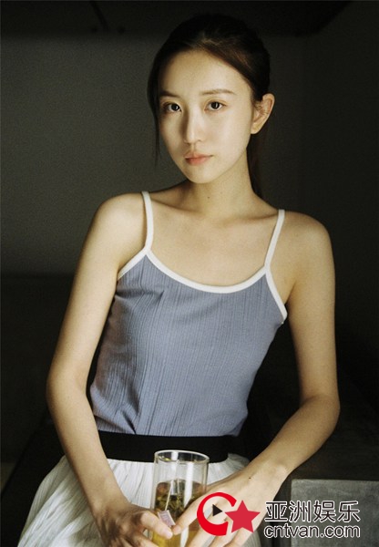 王子祯青春写真曝光 清爽明艳随性撩人