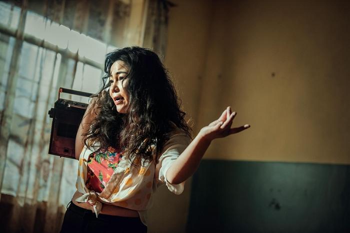 《站住！小偷》曝情怀剧照青年 方青卓蹦迪超吸晴