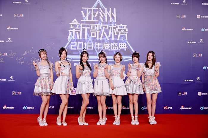 SING女团亮相亚洲新歌榜年度盛典 精致民族风引红毯新潮