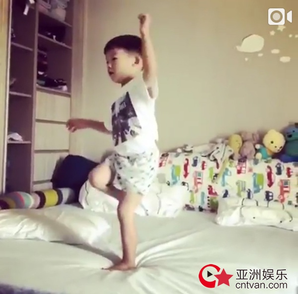 范玮琪双胞胎儿子大跳海草舞 动作可爱根本停不下来