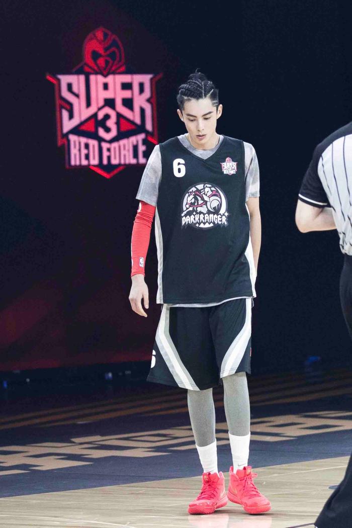 王鹤棣超级企鹅联盟率队夺冠 化身“操作美如画”的篮球少年