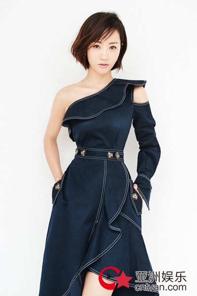 杨蓉最新短发写真 展现温柔干练双面魅力