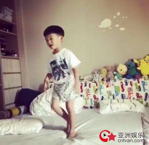 范玮琪双胞胎儿子大跳海草舞 动作可爱根本停不下来