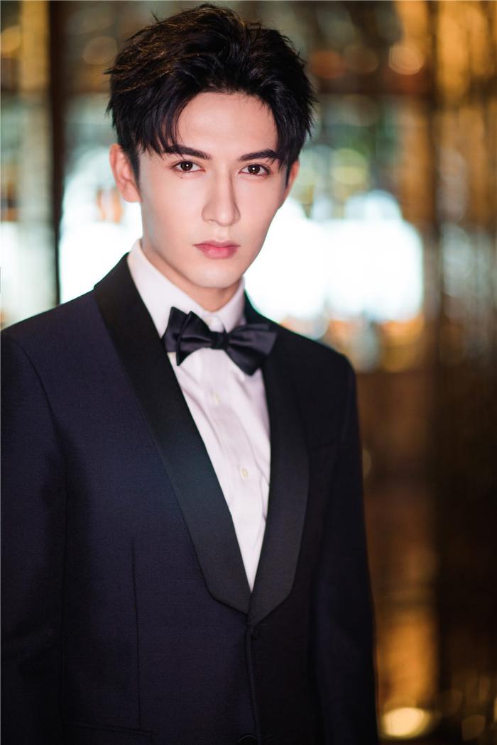 米热亮相《ELLE》三十周年风尚大典 西装笔挺潇洒风度