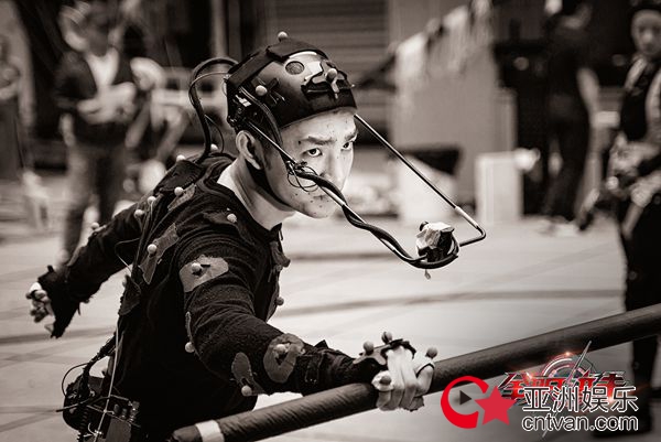 蒋龙《全职高手》杀青 演绎话痨黄少天尽显皮皮龙本色