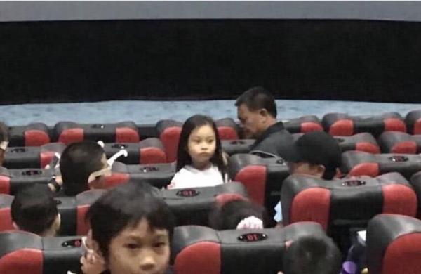 贾乃亮带女儿看电影不见李小璐 甜馨嘟嘴情绪不高