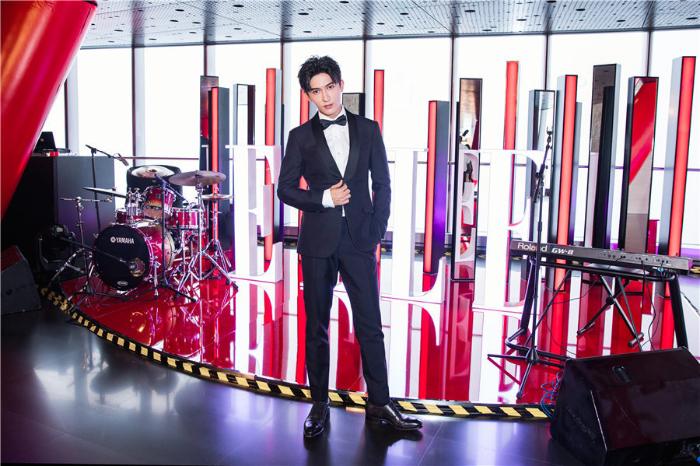 米热亮相《ELLE》三十周年风尚大典 西装笔挺潇洒风度