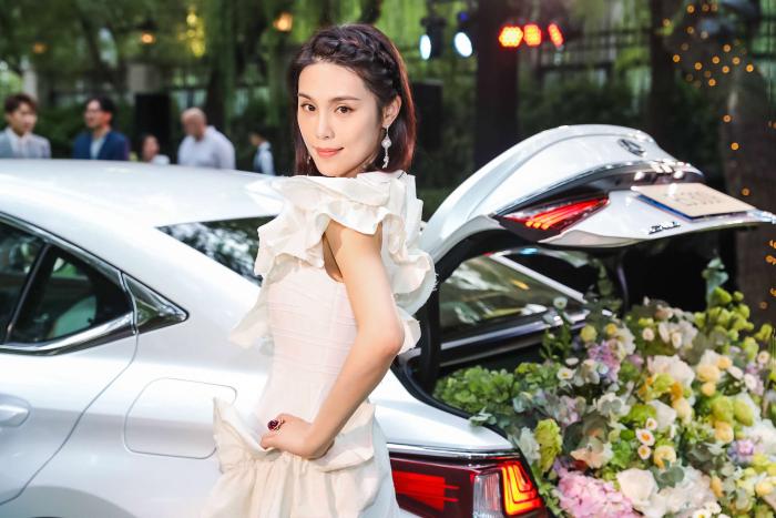 韩丹彤出席费加罗晚宴 白色裙装诠释时尚仙度