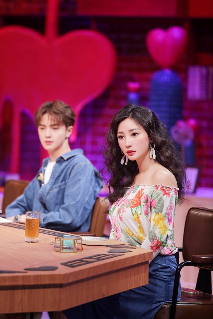 柳岩妩媚卷发加盟《心动的信号》与杨超越官鸿示范绅士手