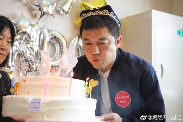 李亚鹏生日李嫣和奶奶惊喜现身 父女俩捧脸灿笑超温馨