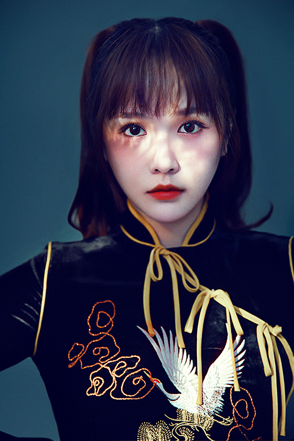 蒋沁芸曝光旗袍写真 酷美时尚玩转“中国风”