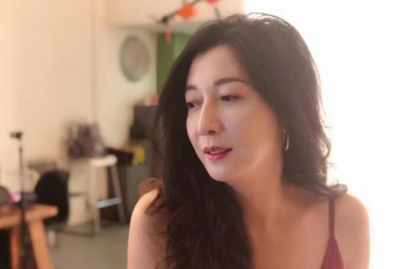 复出了？吴绮莉久违开工晒美照 身材曼妙风韵犹存