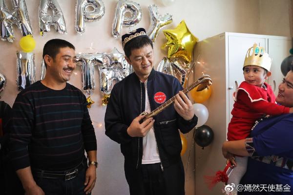 李亚鹏生日李嫣和奶奶惊喜现身 父女俩捧脸灿笑超温馨