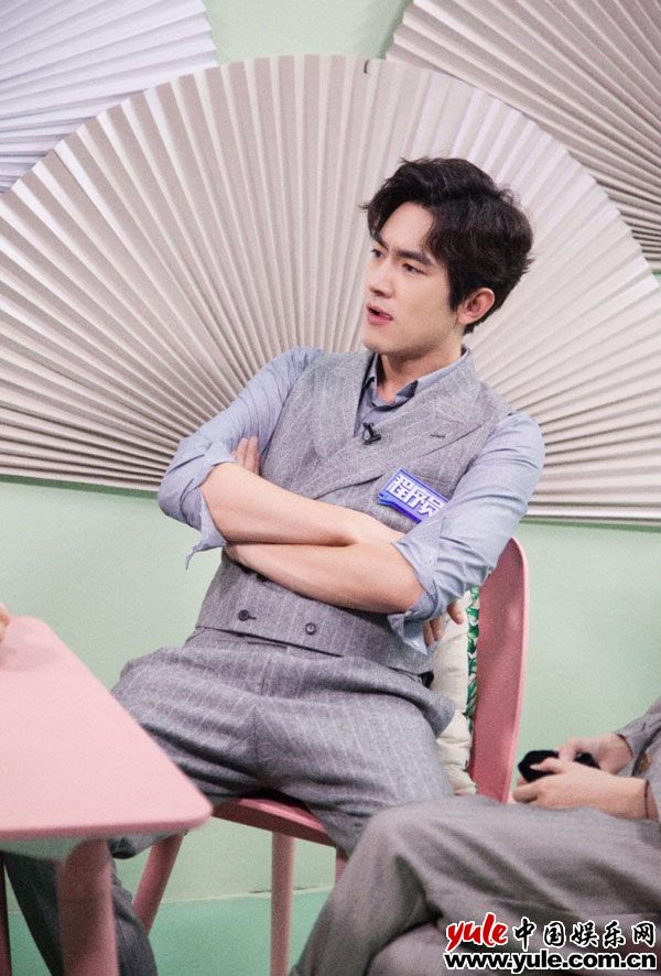 《哥哥》林更新西装马甲帅气优雅 调皮吐舌撩人于无形