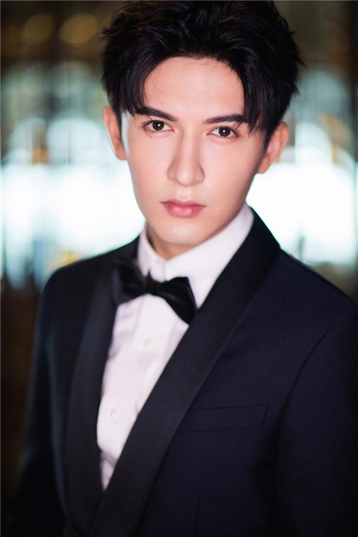 米热亮相《ELLE》三十周年风尚大典 西装笔挺潇洒风度