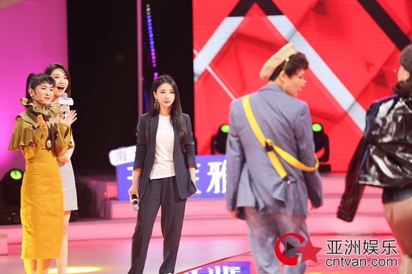 柳岩西装帅气亮相《疯狂衣橱》 私人衣橱曝光自嘲腿短