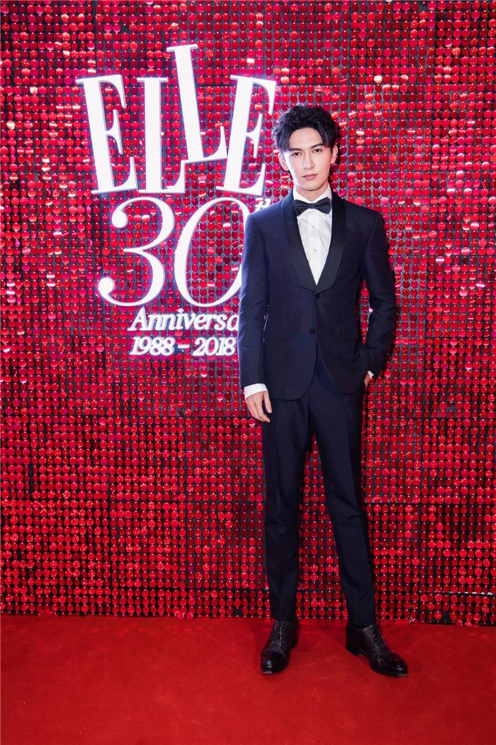 米热亮相《ELLE》三十周年风尚大典 西装笔挺潇洒风度