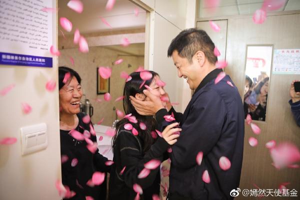 李亚鹏生日李嫣和奶奶惊喜现身 父女俩捧脸灿笑超温馨