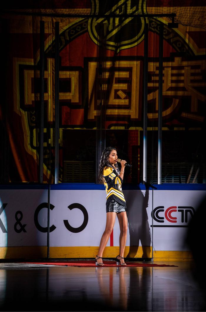 吉克隽逸领唱NHL中国赛北京站 与张铭恩聂远同场“竞技”