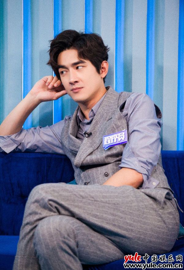 《哥哥》林更新西装马甲帅气优雅 调皮吐舌撩人于无形