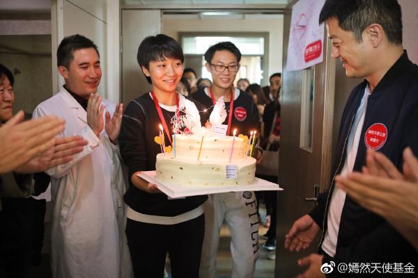 李亚鹏生日李嫣和奶奶惊喜现身 父女俩捧脸灿笑超温馨