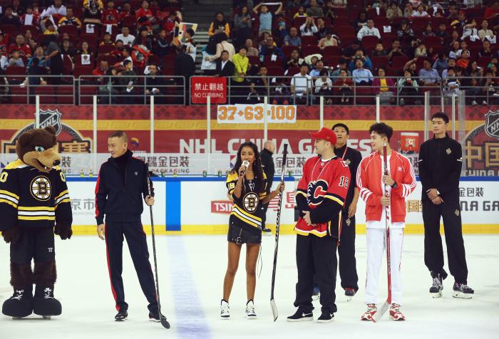 吉克隽逸领唱NHL中国赛北京站 与张铭恩聂远同场“竞技”