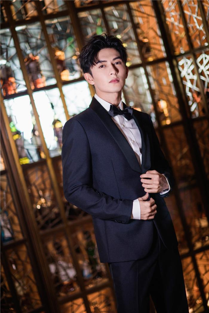 米热亮相《ELLE》三十周年风尚大典 西装笔挺潇洒风度