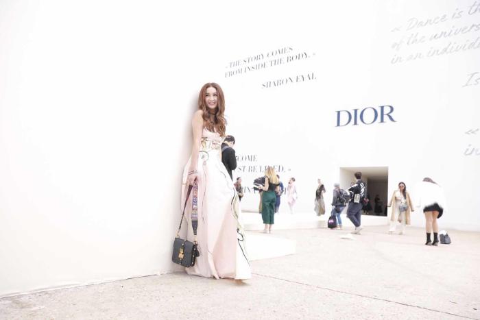 温碧霞出席巴黎时装周 网友称赞：不愧是冻龄女神，太美了！