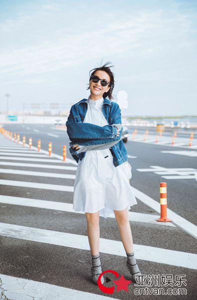 吴昕纽约时装周回国 清爽鬼马诠释时尚少女力