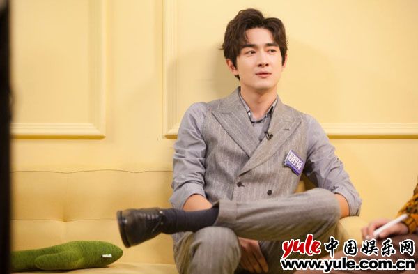 《哥哥》林更新西装马甲帅气优雅 调皮吐舌撩人于无形