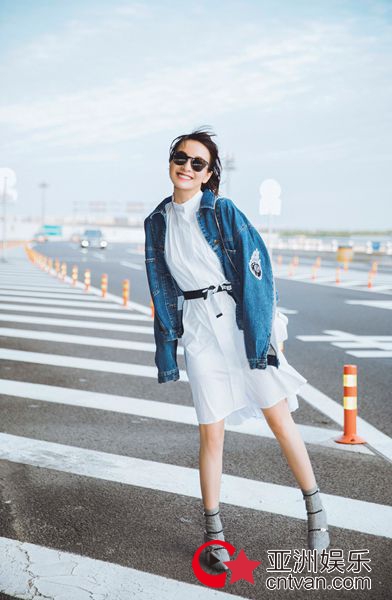 吴昕纽约时装周回国 清爽鬼马诠释时尚少女力