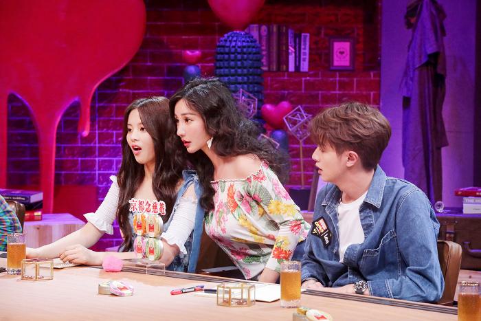 柳岩妩媚卷发加盟《心动的信号》与杨超越官鸿示范绅士手