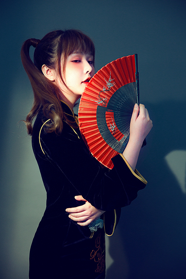 蒋沁芸曝光旗袍写真 酷美时尚玩转“中国风”