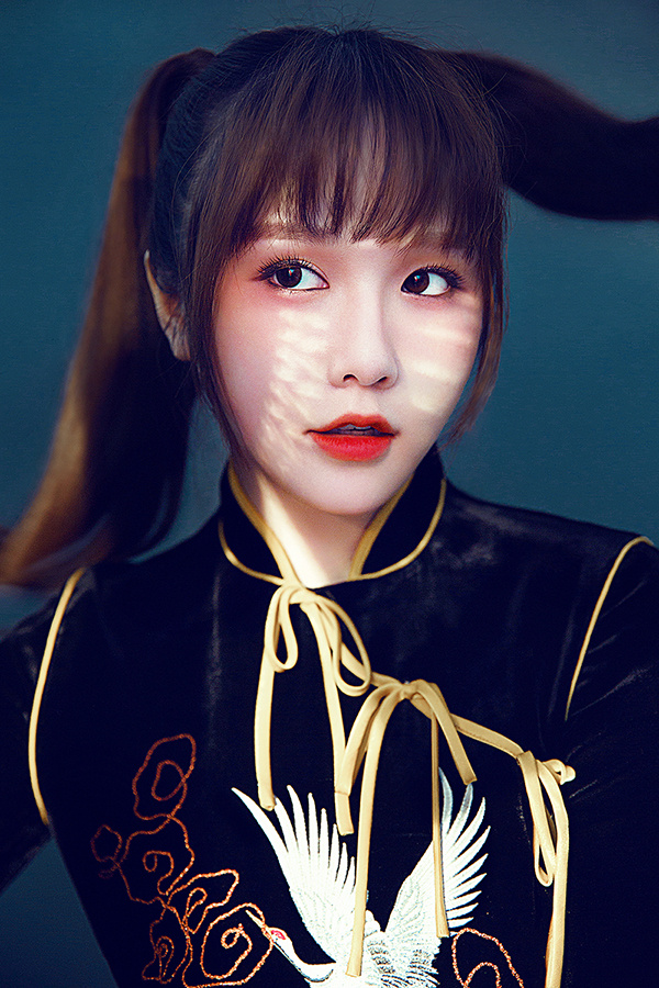 蒋沁芸曝光旗袍写真 酷美时尚玩转“中国风”